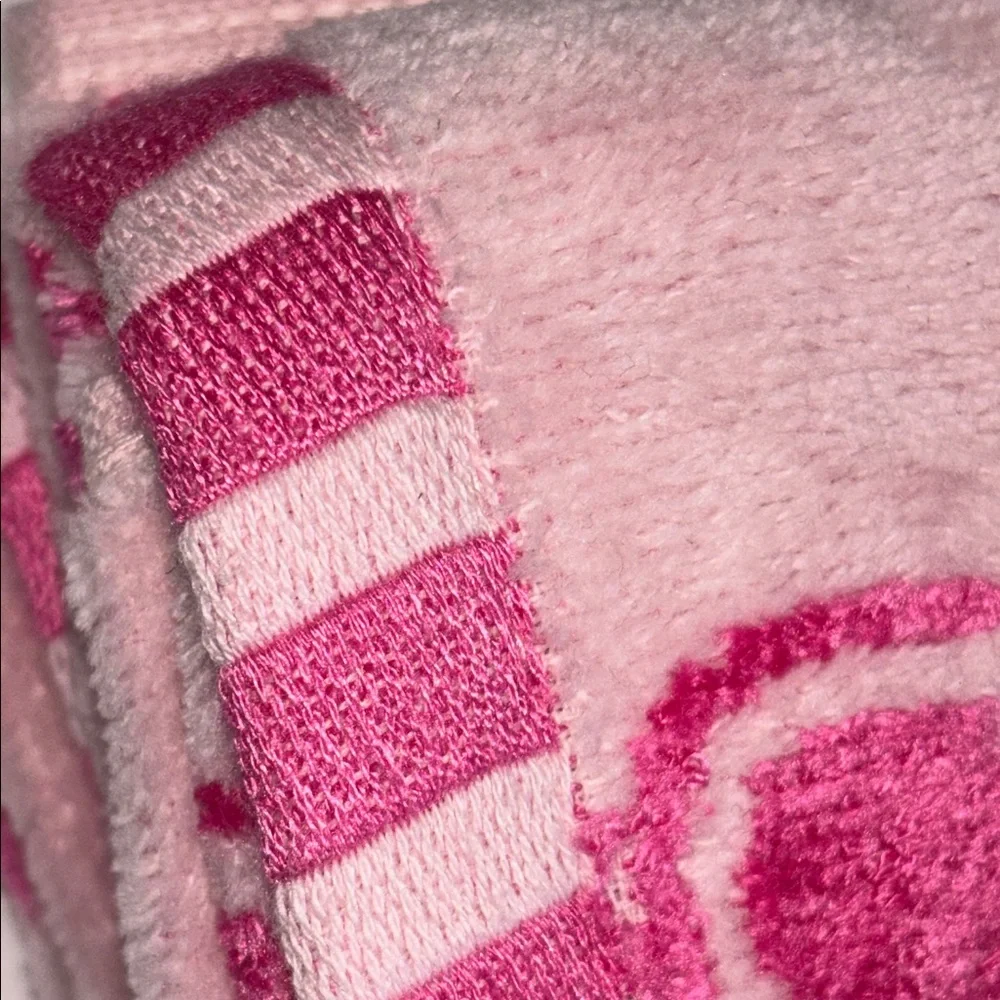 Juicy Couture Pink GINGERBREAD AND BOWS Hand Towels NWT SET OF TWO PINK GINGEY